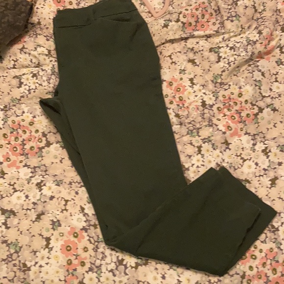 Women’s Old Navy Green Pixie Cut Pants - Picture 2 of 3
